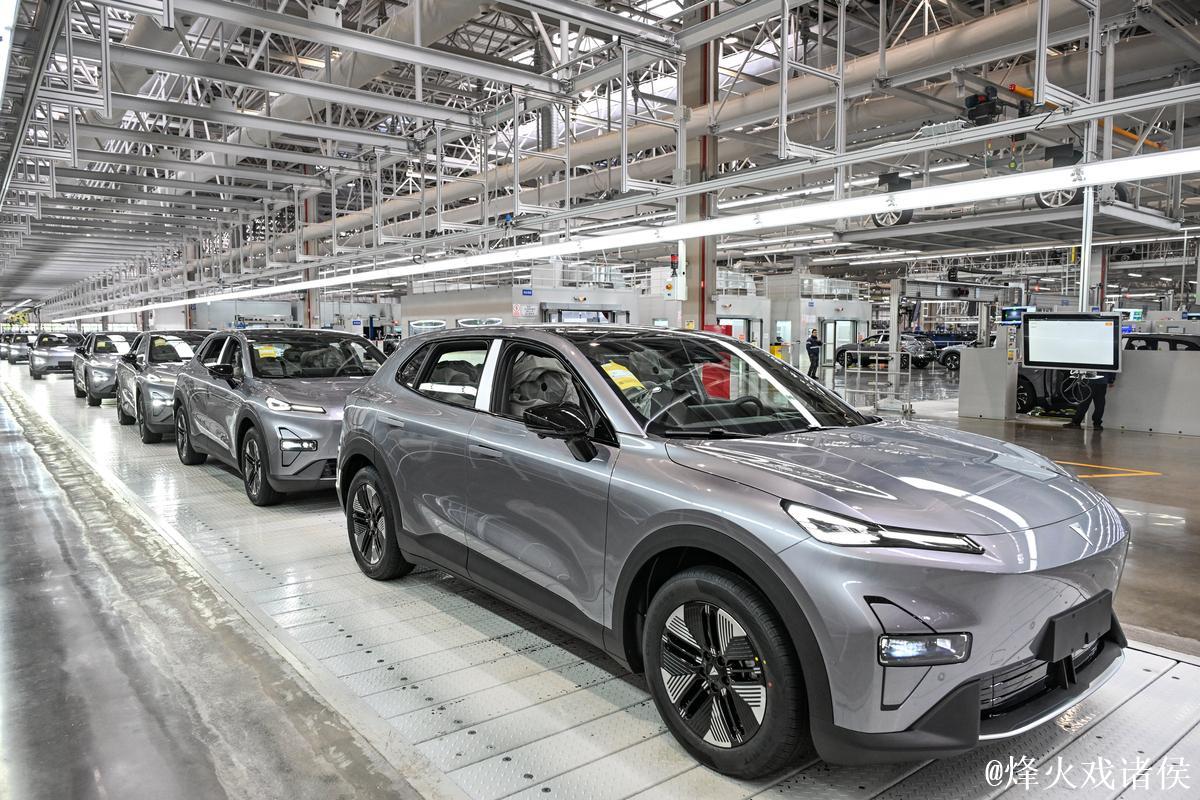 工业互联网赋能汽车新工厂——数智化干出精细活（新春走基层·探访新质生产力）