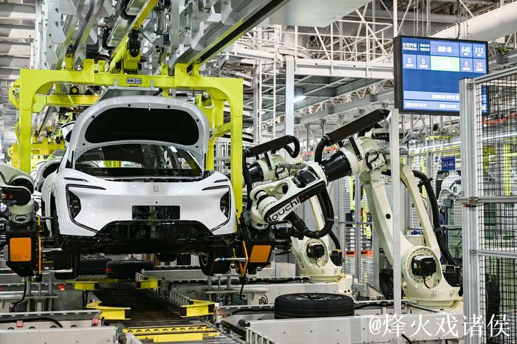 工业互联网赋能汽车新工厂——数智化干出精细活（新春走基层·探访新质生产力）